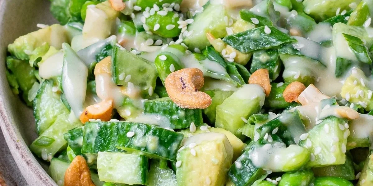 Cucumber Edamame Salad mit cremigem Miso-Dressing auf einem Teller