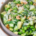 Cucumber Edamame Salad mit cremigem Miso-Dressing auf einem Teller