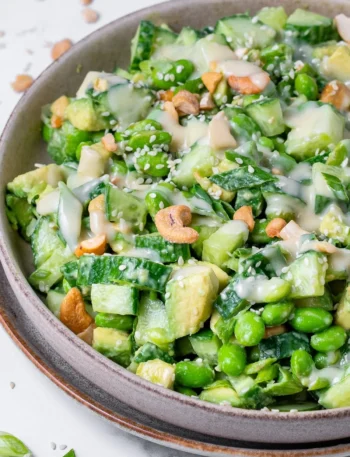 Cucumber Edamame Salad mit cremigem Miso-Dressing auf einem Teller