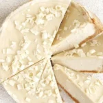 No-Bake Käsekuchen mit weißer Schokolade auf einem Teller