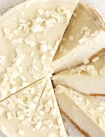 No-Bake Käsekuchen mit weißer Schokolade auf einem Teller