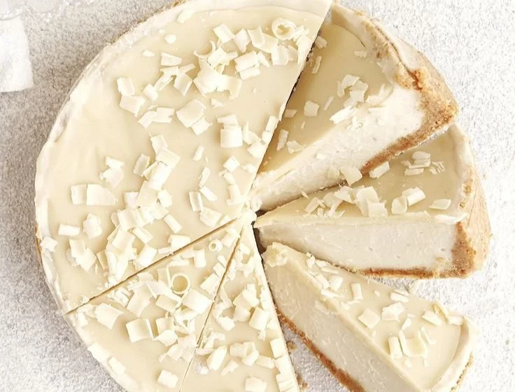No-Bake Käsekuchen mit weißer Schokolade auf einem Teller