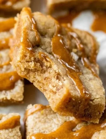 Leckere Dirty Chai Blondies mit Gewürzen und süßem Teig