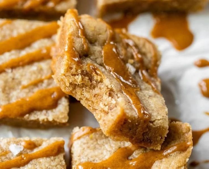 Leckere Dirty Chai Blondies mit Gewürzen und süßem Teig
