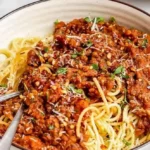 Ein Teller mit veganem Linsen-Bolognese aus dem Eintopf