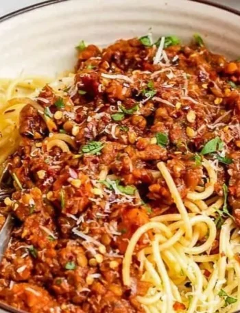 Ein Teller mit veganem Linsen-Bolognese aus dem Eintopf
