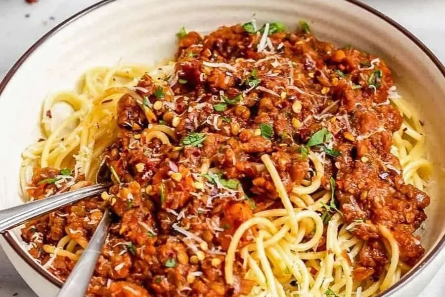 Ein Teller mit veganem Linsen-Bolognese aus dem Eintopf
