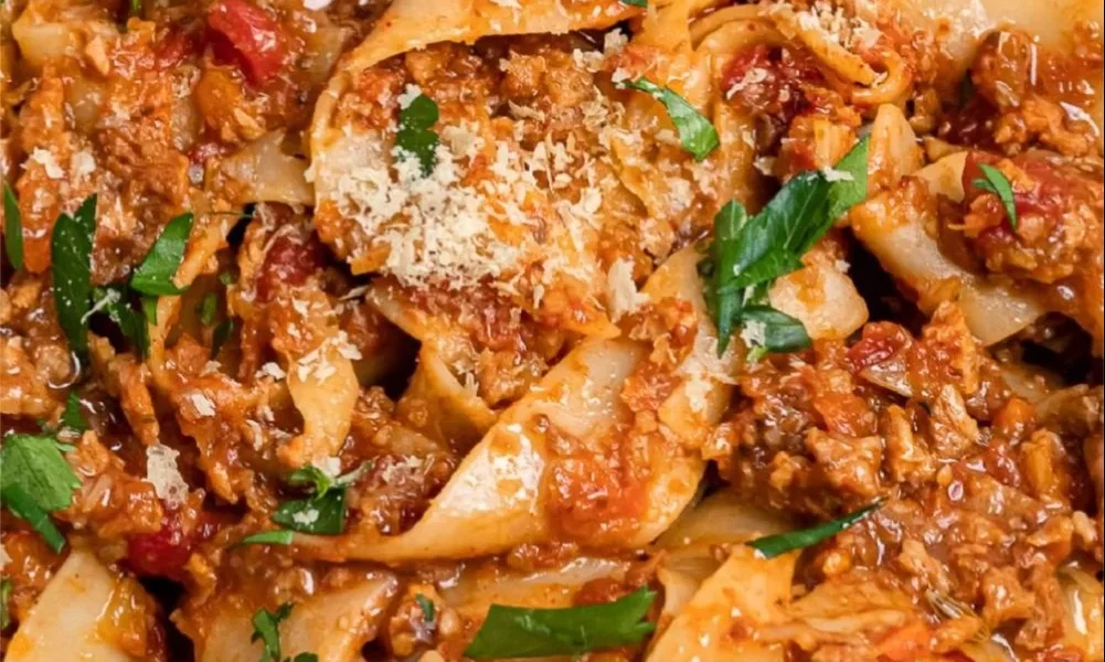Schüssel mit einfachem veganen Ragu, serviert mit Pasta