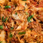 Schüssel mit einfachem veganen Ragu, serviert mit Pasta
