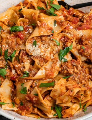 Schüssel mit einfachem veganen Ragu, serviert mit Pasta