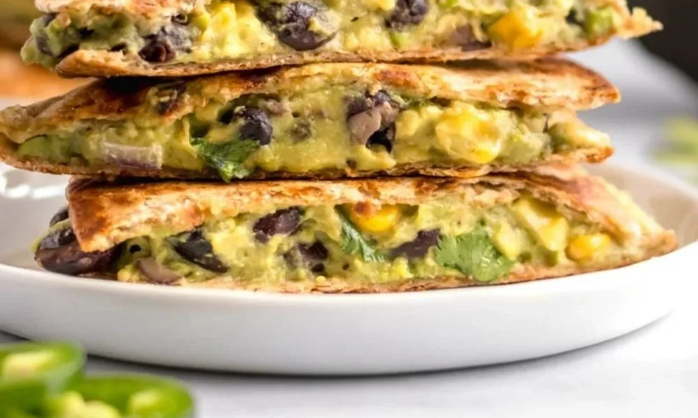 Einfache vegane Quesadillas gefüllt mit Avocado und frischen Zutaten.