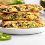 Einfache vegane Quesadillas gefüllt mit Avocado und frischen Zutaten.
