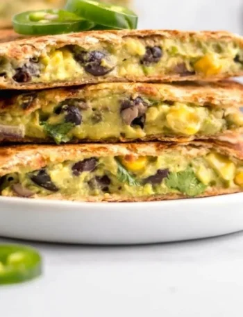 Einfache vegane Quesadillas gefüllt mit Avocado und frischen Zutaten.