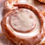 Glasierte hausgemachte Honey Buns auf einem Teller serviert