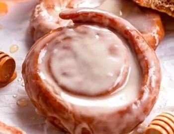Glasierte hausgemachte Honey Buns auf einem Teller serviert
