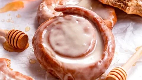 Glasierte hausgemachte Honey Buns auf einem Teller serviert