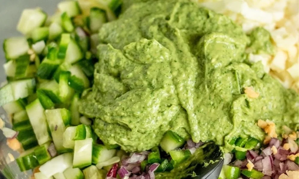 Frisches Green Goddess Salad Sandwich mit reichhaltigen Zutaten und aromatischem Dressing
