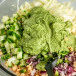 Frisches Green Goddess Salad Sandwich mit reichhaltigen Zutaten und aromatischem Dressing