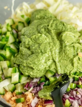 Frisches Green Goddess Salad Sandwich mit reichhaltigen Zutaten und aromatischem Dressing