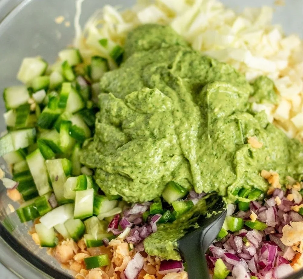 Frisches Green Goddess Salad Sandwich mit reichhaltigen Zutaten und aromatischem Dressing