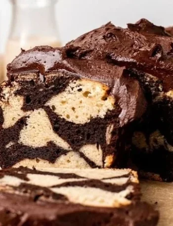 Saftiger Marmorkuchen mit Schokolade und Vanille auf einem Teller