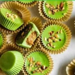 Matcha Kokosbutter Becher mit Mandelbutter für gesunde Snacks