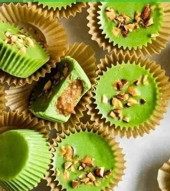 Matcha Kokosbutter Becher mit Mandelbutter für gesunde Snacks