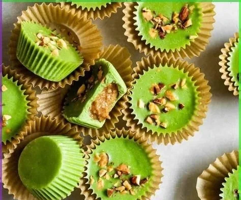 Matcha Kokosbutter Becher mit Mandelbutter für gesunde Snacks
