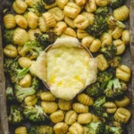 Ofenkäse mit Brokkoli und Gnocchi auf einem Teller serviert