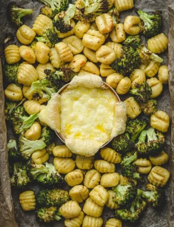 Ofenkäse mit Brokkoli und Gnocchi auf einem Teller serviert