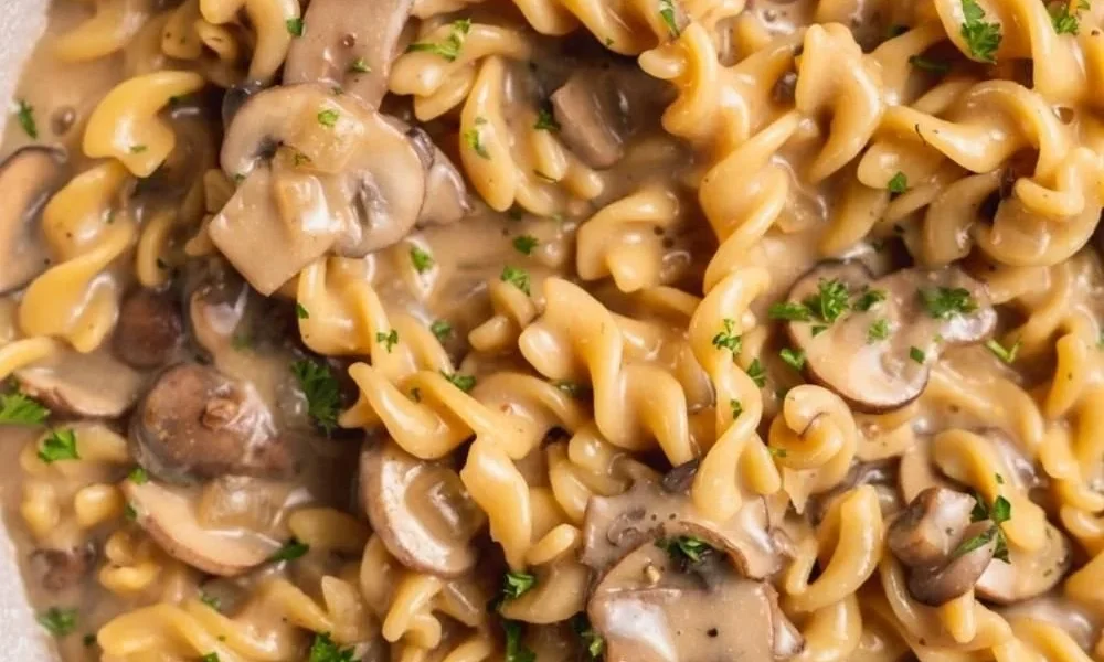 Vegane Pilz-Stroganoff in einem Topf zubereitet