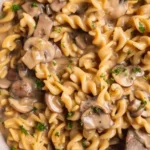 Vegane Pilz-Stroganoff in einem Topf zubereitet