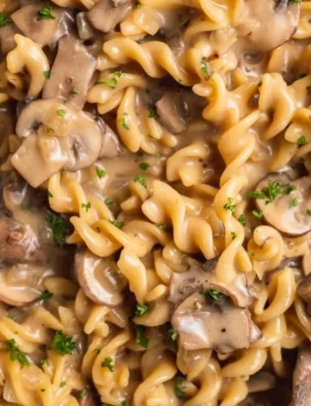 Vegane Pilz-Stroganoff in einem Topf zubereitet