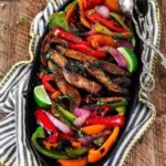 Leckere und einfache Portobello Fajitas mit Gemüse auf einem Teller serviert