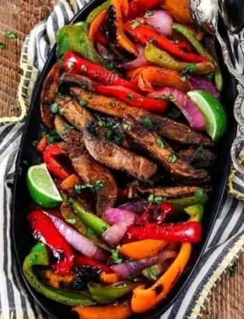 Leckere und einfache Portobello Fajitas mit Gemüse auf einem Teller serviert