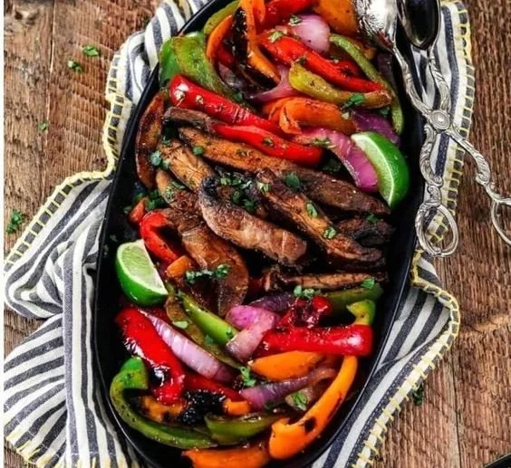Leckere und einfache Portobello Fajitas mit Gemüse auf einem Teller serviert
