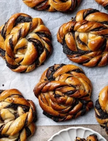 Frisch gebackene Schokoladen-Schneckenbrötchen auf einem Tablett