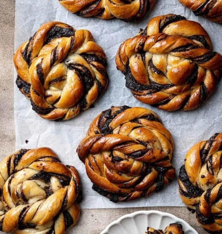 Frisch gebackene Schokoladen-Schneckenbrötchen auf einem Tablett