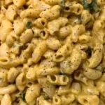 Vegane Butternut Squash Mac and Cheese in einer Schüssel serviert.
