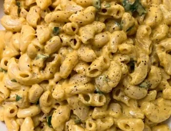 Vegane Butternut Squash Mac and Cheese in einer Schüssel serviert.