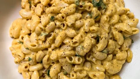 Vegane Butternut Squash Mac and Cheese in einer Schüssel serviert.