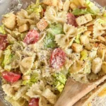 Vegane Caesar Pasta Salad mit frischen Zutaten und cremigem Dressing