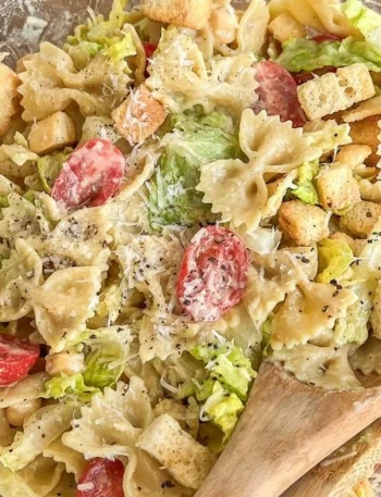 Vegane Caesar Pasta Salad mit frischen Zutaten und cremigem Dressing