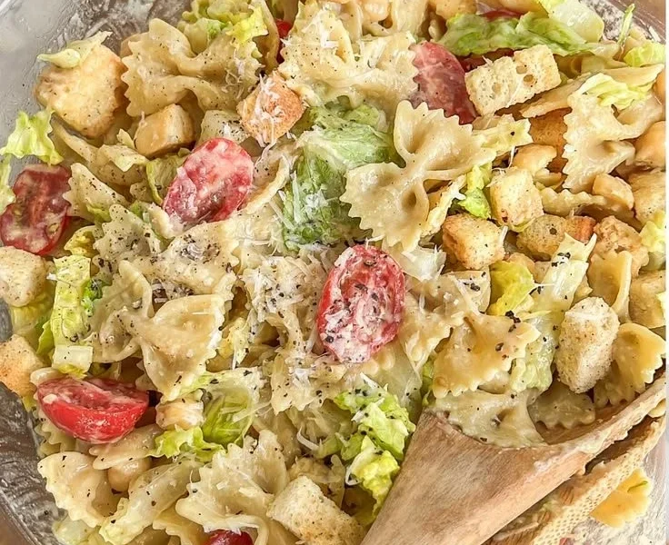 Vegane Caesar Pasta Salad mit frischen Zutaten und cremigem Dressing