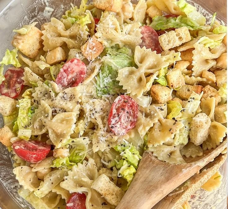 Vegane Caesar Pasta Salad mit frischen Zutaten und cremigem Dressing