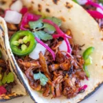 Schnelle vegane Carnitas mit Pilzen auf einem Teller serviert.