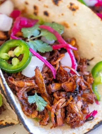 Schnelle vegane Carnitas mit Pilzen auf einem Teller serviert.