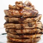 Vegane Chunky Monkey Pancakes mit Bananen und Schokoladenstückchen