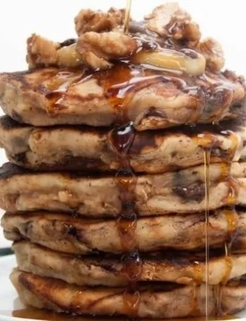 Vegane Chunky Monkey Pancakes mit Bananen und Schokoladenstückchen