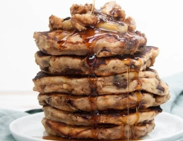 Vegane Chunky Monkey Pancakes mit Bananen und Schokoladenstückchen